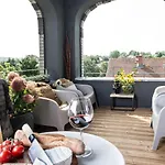 B - Neuer Geist In Alten Mauern: Luxurioes Wohnen In Der Residenzstadt *