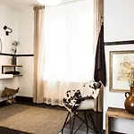 Apartman B - Neuer Geist In Alten Mauern: Luxurioes Wohnen In Der Residenzstadt