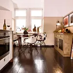 B - Neuer Geist In Alten Mauern: Luxurioes Wohnen In Der Residenzstadt Apartment *